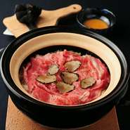 炊きたてで熱々のご飯に、トリュフオイルをかけて香りのアクセントに。和牛の旨みとトリュフの芳醇さが混ざり合い、垂涎必須です。そのままでももちろん、ウニソースをかけて“味変”を楽しむのもおすすめです。