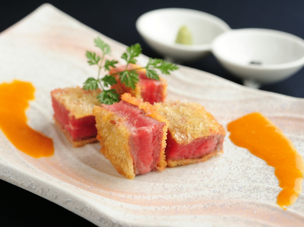 美しいピンクの断面に思わず恍惚する『牛ロースかつ』