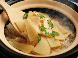 『季節の土鍋御飯』で、四季折々の食材を心行くまで堪能する