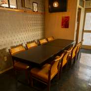 3卓を繋げて最大12名までご利用可能。ご会食やご宴会にも最適な上質空間です。