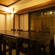 豊富な日本料理と日本酒。仕切りがあるテーブル席でもてなしを