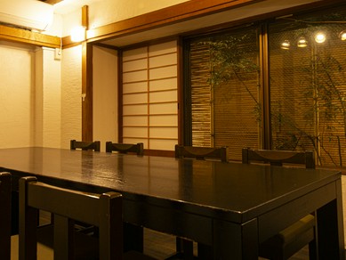 豊富な日本料理と日本酒。仕切りがあるテーブル席でもてなしを