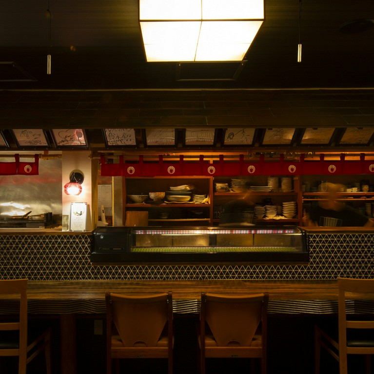 大人の街・麻布でのデートは、カウンター席で粋な一品料理を