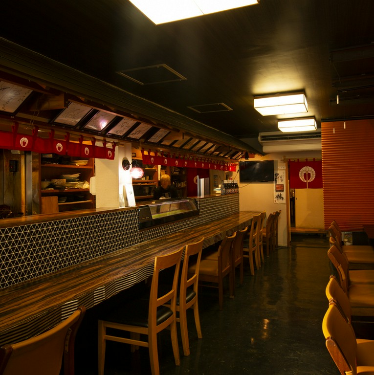 フラリと来店し、食事とお酒をひとり嗜む