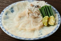 厚めに切った贅沢なお刺身です。

Fugu Sashi
Premium sashimi cut in thick-slices

河豚刺身
刺身厚切，饱满过瘾。