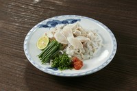 ぶつ切りにした贅沢なお刺身を自家製のポン酢でお召し上がり下さい。

Premium sashimi cut in chunky pieces served with ponzu made in-house.

河豚切块刺身
河豚切块，请与本店自制的橙醋一起食用。