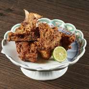 自家製のタレで味付けし、唐揚げにしました。
お好みですだちを絞ってお召し上がり下さい。

Deep-fried Japanese pufferfish in karaage-style seasoned with our special sauce. Serve with a  squeeze of sudachi