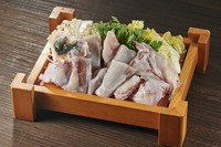 昆布出し汁ベースに、豪快にふぐを使用した旨味が凝縮した一品です。

A hot-pot dish with a rich umami flavor using a generous amount of Japanese puffer fish in a kelp-based broth.
