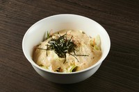 すりおろした大和芋、レタス、キュウリ等を使った和風サラダです。

A popular Azabu classic salad made with Yamato Imo Japanese yam.

大和芋山药沙拉
采用大和芋制作，麻布SHIKI招牌沙拉，深受欢迎。