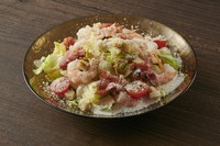 厳選食材とチーズの香りが絶妙です

Caesar-style salad
Using carefully selected ingredients with an exquisite aroma of cheese.

凯撒沙拉
精心挑选的食材搭配浓香的芝士，妙不可言。