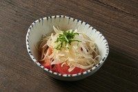 玉ねぎの甘みをサッパリ味わうことができます

Tomato Onion
A healthy dish using tomato and onion slices.

凉拌西红柿洋葱
拌西红柿和洋葱片，美味健康菜。