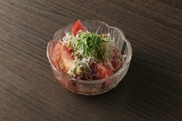 紫蘇のアクセントとじゃこの旨味をトマトと一緒に
ポン酢ベースのサラダ

Tomato and baby sardines served with ponzu (citrus sauce) made in-house.

凉拌西红柿小鱼
请与本店自制的橙醋调味汁一起食用。