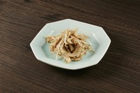 麻布しき　人気No1メニュー
牛の第二胃袋を、食感を残しつつ臭み抜きしました

A popular Azabu Shiki dish.
Great snack with a kick of black pepper.

凉拌猪肚
麻布SHIKI的热销菜。
黑胡椒调味，最下酒的小菜。