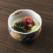 厳選マグロ使用

Maguro Yamakake tuna with grated yam
Made with raw wild bluefin tuna.

金枪鱼拌山药泥
采用的是天然生鲜金枪鱼。