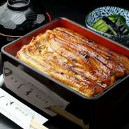 うなぎを2枚使用。ボリューム満点のうな重です

Unaju rice box Matsu (2 pieces)

鳗重--松（2片）