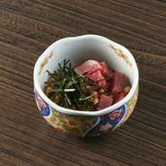 厳選マグロ使用

Maguro Natto tuna with fermented soybeans
Made with raw wild bluefin tuna.

金枪鱼拌纳豆
采用的是天然生鲜金枪鱼。