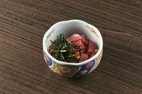 厳選マグロ使用

Maguro Natto tuna with fermented soybeans
Made with raw wild bluefin tuna.

金枪鱼拌纳豆
采用的是天然生鲜金枪鱼。