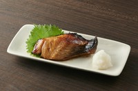 リピーター大多数！
麻布しき自慢の幽庵焼

A specialty of Azabu Shiki, Yuanyaki-style grilled black cod.
A popular dish since the establishment of the restaurant.