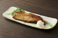 「焼き魚身の厚いジューシーなホッケを使用しています。

Shima Hokke 
Made with thick and juicy striped atka mackerel.

?单鳍多线鱼
肉质厚实饱满，口感鲜美多汁。言ったら」の定番です。