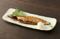 脂の乗ったサバを炙り焼きにしました。

Saba no Ichiyaboshi (overnight dried mackerel)
Grilled fatty mackerel.

鲭鱼一夜干
鲭鱼肥美多油，经过炙?而成。