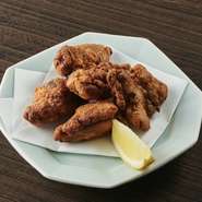 自家製のタレで漬け込んたジューシーな唐揚げです。

Wakadori no Umakara-age
Juicy deep-fried chicken, marinated in a special sauce made in-house. 

炸嫩鸡块
用自制酱料?制后炸出的鸡块，格外酥软多汁。