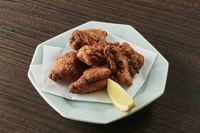 自家製のタレで漬け込んたジューシーな唐揚げです。

Wakadori no Umakara-age
Juicy deep-fried chicken, marinated in a special sauce made in-house. 

炸嫩鸡块
用自制酱料?制后炸出的鸡块，格外酥软多汁。