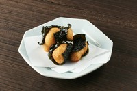 麻布しき人気メニュー！！
大和芋を香り高い海苔にくるんでふわっと揚げました。

A popular Azabu Shiki dish!!
Yamato Imo Japanese yam wrapped in aromatic nori and deep-fried.