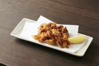 おつまみの定番！
お酒に合う一品です

Tako no Karaage deep-fried octopus karaage
A classic! An ideal accompaniment to an alcoholic beverage.

炸章鱼块
必点的经典小菜！也是上好的下酒菜。