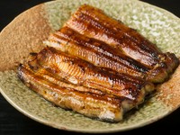 うなぎを2枚使用しています。
秘伝のタレで焼き上げた麻布しき渾身の一品です

Kabayaki
Carefully grilled in Kabayaki-style with our special signature sauce.

酱汁?
采用秘制酱料，精心?制而成。