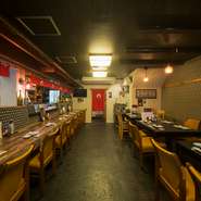 テーブルをつなげれば12人席。貸し切りにすれば30人まで着席可能