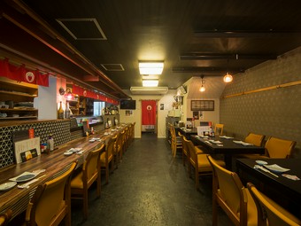 テーブルをつなげれば12人席。貸し切りにすれば30人まで着席可能