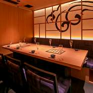 幅広いシーンに向く個室が充実。2～18名様に対応する個室・半個室があり、部屋ごとに意匠が異なるのも魅力。大正ロマン風、オリエンタル調、モダン＆クラシカル、ガラス張りなど、多彩な空間で憩えます。　　　