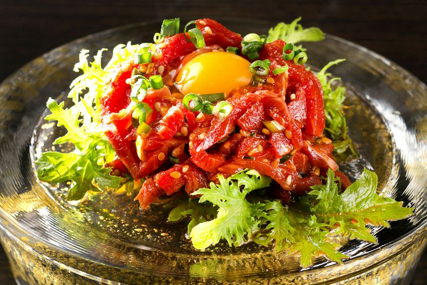 生肉も評判! 圧倒的な風味と旨みにとろける『和牛ユッケ』(塩/たれ)