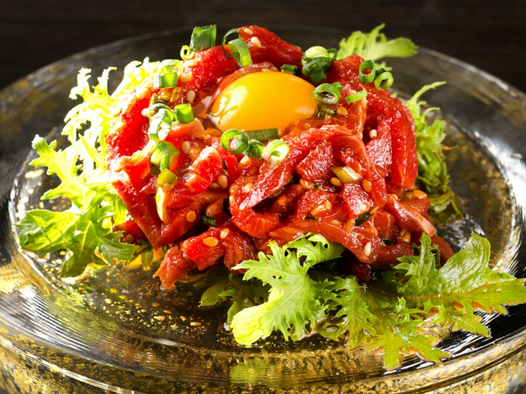 生肉も評判! 圧倒的な風味と旨みにとろける『和牛ユッケ』（塩／たれ）