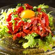 黒毛和牛の極上肉を“生”で供せるのも【KOJIRO】ならでは。保健所の厳しい認定をパスし、安心して食べられる牛の生肉をご提供。とくに『和牛ユッケ』はとろける旨さです。他に、和牛の『炙り寿司』も評判。