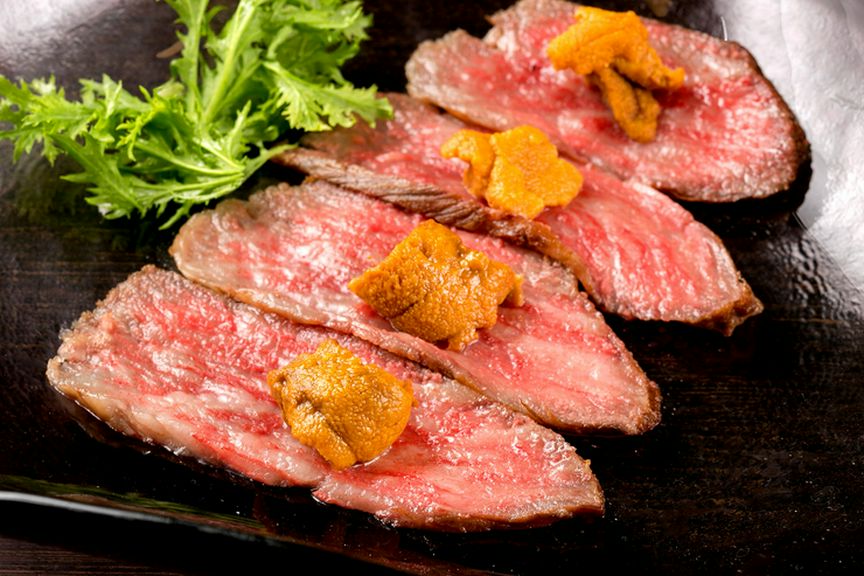 新鮮生ウニをのせた超贅沢な味わい『黒毛和牛のローストビーフ』