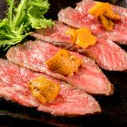 その時季一番のA5ランク黒毛和牛、しかも希少部位のシンシンを使用。繊細な火入れでこの上ない旨みと柔らかさのローストビーフに仕上げ、生ウニと黄身ソースをプラス。和牛を味わう最高の贅沢を堪能できます。