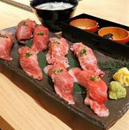 ●四種の炙り寿司
・タテバラ二貫
・マクラ二貫
・リブロース二貫
・本日の赤身肉二貫
●小鉢三種
●牛テールスープ