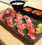 ●四種の炙り寿司
・タテバラ二貫
・マクラ二貫
・リブロース二貫
・本日の赤身肉二貫
●小鉢三種
●牛テールスープ