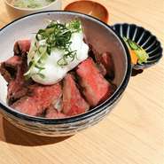 ●黒毛和牛ステーキ丼
●小鉢
●お新香
●牛テールスープ
※ステーキ丼に限りご飯大盛無料！