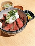 ●黒毛和牛ステーキ丼
●小鉢
●お新香
●牛テールスープ
※ステーキ丼に限りご飯大盛無料！