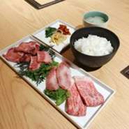 ●肉盛り合わせ
・タン,中落カルビ,霜降りカルビ,サーロイン　各二枚
●キムチ
●ナムル
●ご飯
●牛テールスープ
※焼肉膳をご注文のお客様に限りご飯をお替り可能！