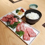 ●肉盛り合わせ
・タン,中落カルビ,霜降りカルビ,サーロイン　各二枚
●キムチ
●ナムル
●ご飯
●牛テールスープ
※焼肉膳をご注文のお客様に限りご飯をお替り可能！