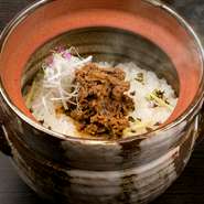 系列店に和牛専門店がある強みから、その時季最高の黒毛和牛をA5ランクを中心に取り揃え。〆のご飯や土鍋ご飯の美味しさにもこだわり、お米は山形県産「ひとめぼれ」を直接仕入れ。ツヤ・甘み・粘りとも絶品です。