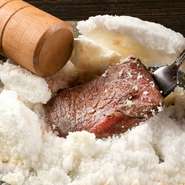 最高ランクの黒毛和牛を使った新感覚の皿をコース料理を中心に披露。趣が異なる贅沢な個室空間も自慢で、しかも経営努力で抑えた価格に。ハイクオリティ＆高コスパの肉料理を銀座の人気エリアでお届けしています。