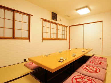 2〜25名様までに対応する、掘りごたつ式の完全個室をご用意