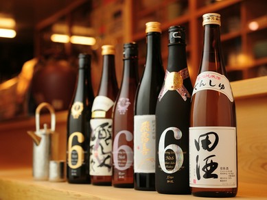 新政・田酒・十四代・黒龍などの銘酒が集い、プレミアム酒も豊富