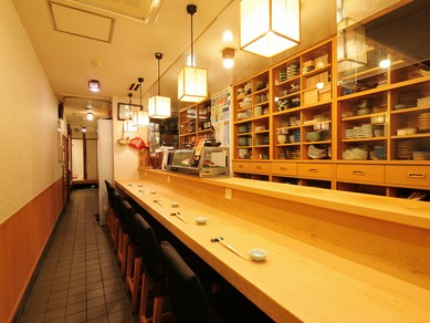 お二人で肩を並べて、カウンター割烹の醍醐味を愉しめる