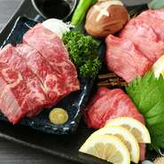 一度も冷凍していない肉を品質本位で厳選仕入れ。「和牛」や「ホルモン」など、毎日肉を仕入れているので、新鮮な上質肉を思う存分堪能できます。肉の状態を見極め、店内で丁寧にカットして提供しています。