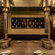 シックなインテリアが落ち着いた雰囲気を醸し出す店内。少人数から利用ができるテーブル席が並ぶ、あたたかなもてなしに満ちた空間です。匂いが気にならないよう配慮されているので、会食や接待にもオススメ。